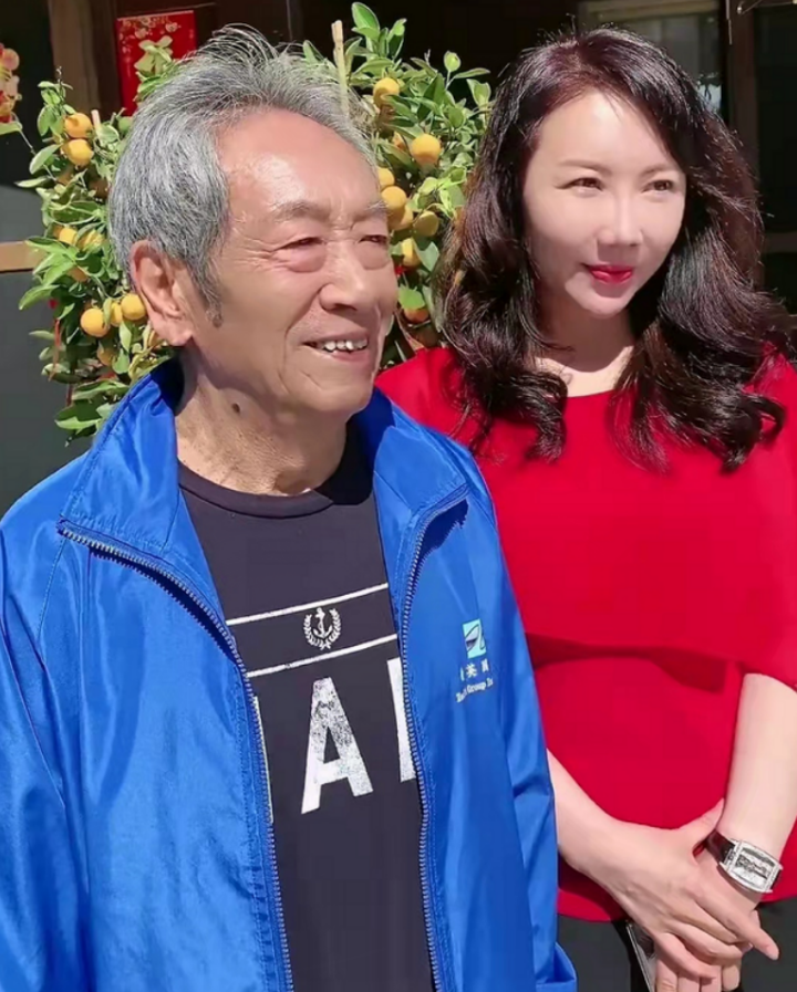 前不久,王奎荣在和关晓彤的父亲关少曾等老艺术家聚会时,还晒出了他