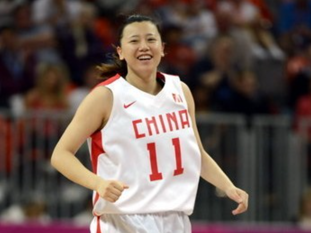 我妈特严厉,管得特别多,但关于篮球,听我妈的准没错"现任上海女篮主帅