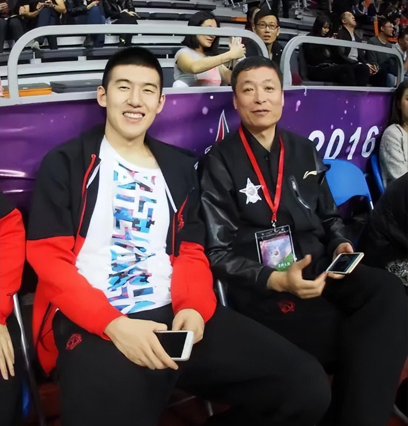 展淑萍在沈部当助理教练时期和相恋多年的辽宁男篮球员付伟(身高2米01