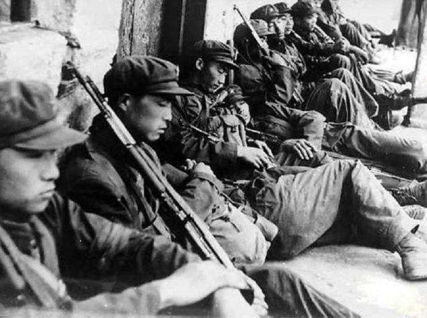 1985年战友牺牲,他遵守血誓去战友家尽孝,十年后娶战友妹妹为妻