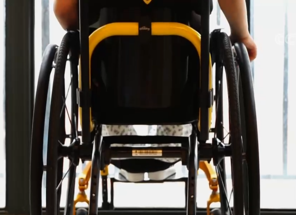 2018年江苏6岁女孩舞蹈课后瘫痪,妈妈看完监控,起诉同学和机构