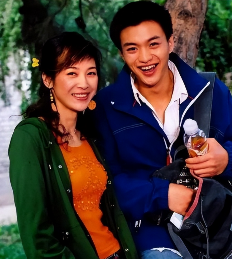 2007年,童蕾和谢君豪,高云翔合作,拍摄了抗战剧《青春之歌》