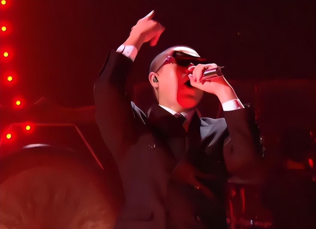 梁龙唱跳《耍猴儿》时,在外国歌手的眼中,我看到了不屑与嘲讽