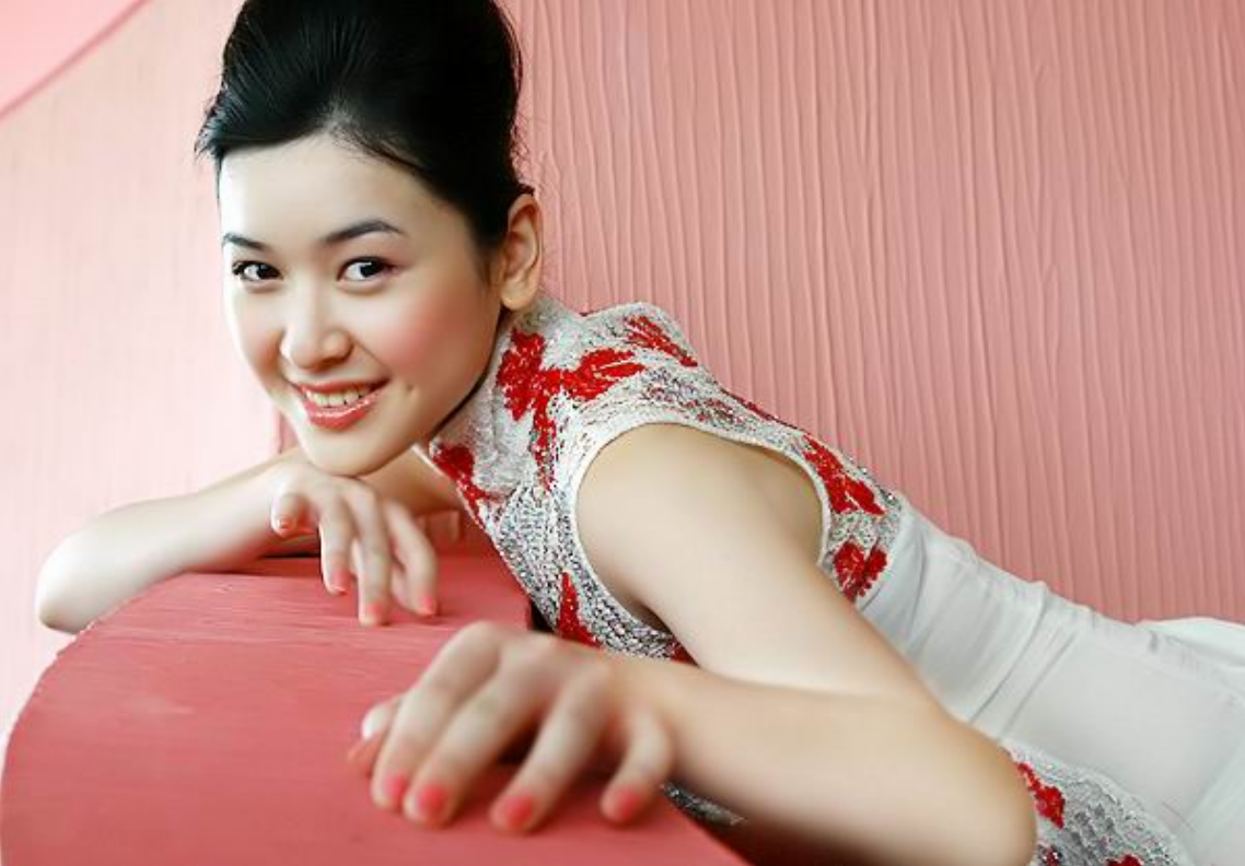 回顾黄海冰妻子甄锡:嫁大12岁丈夫,5年生一双儿女,越活越美丽