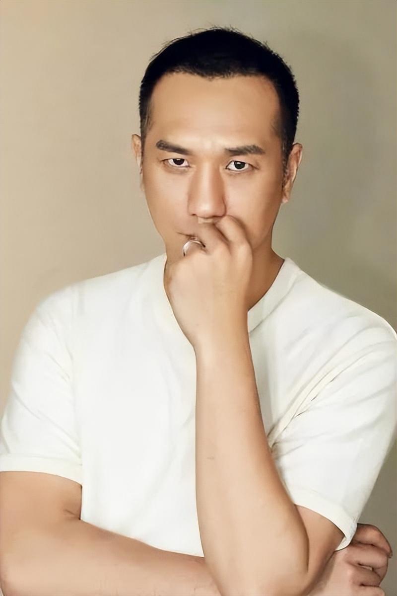 黄觉:一周换6个女友,和徐静蕾相爱5年,最后娶小14岁娇妻宠上天