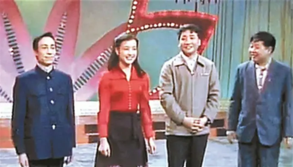 这届春晚由黄一鹤,邓在军共同执导,主持人由王景愚,刘晓庆,马季,姜昆