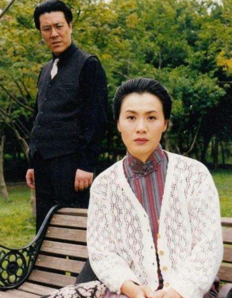 在朋友的介绍下和李媛媛认识之后,对李媛媛一见倾心的杨诚,随即对她