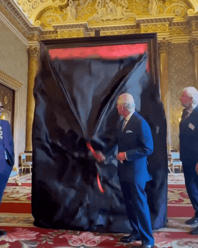 查尔斯加冕后的首幅画像,好诡异!英国网友:他像身处地狱里?