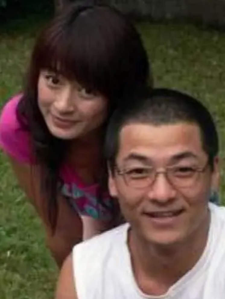 回顾演员齐奎:凭闯关东爆红,娶美女同桌为妻,一家四口其乐融融