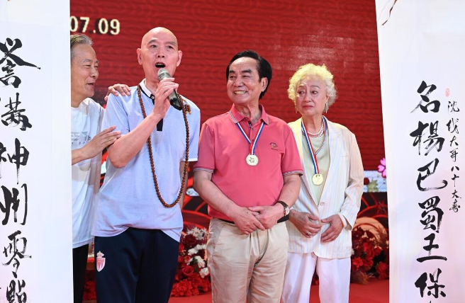 成都男神李伯清,第二任妻子年轻漂亮,知性优雅