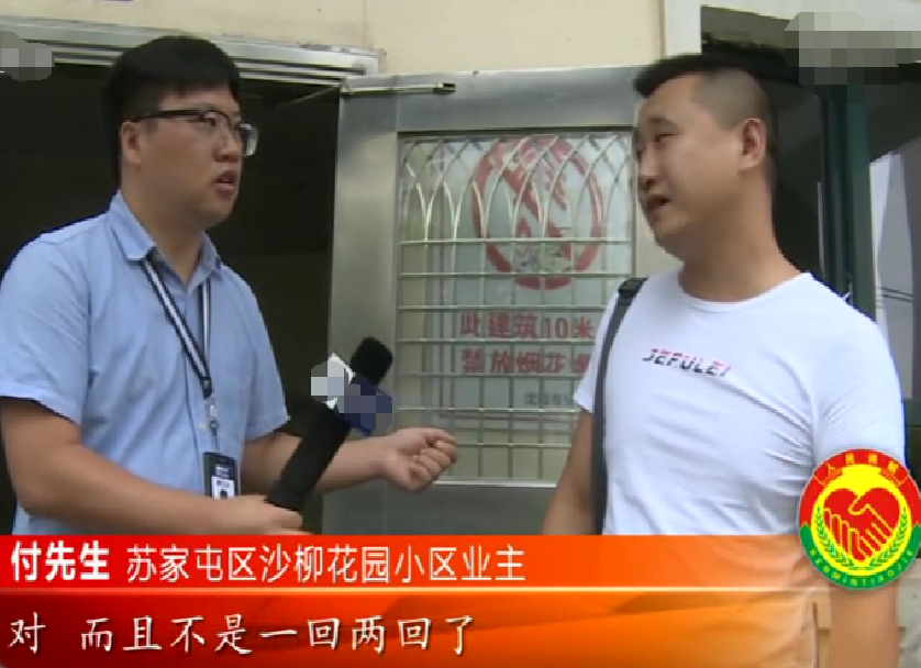 2019年,沈阳男子门锁总被堵,走廊多道门,女邻居:我单身怕招人