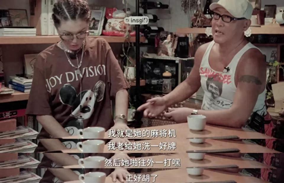 不久后,一位温文尔雅的纪录片导演徐童闯入了唐小雁的生活.