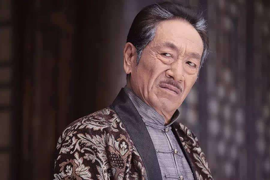 回顾王奎荣:68岁娶小37岁饶芯语,71岁老来得女,如今样