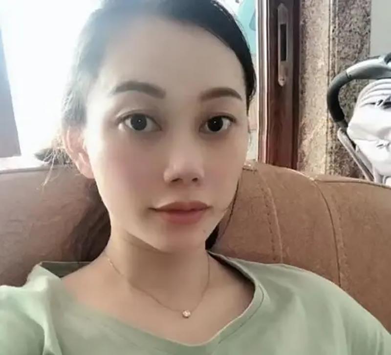 张荣荣背着包准备坐上回家的列车时,突然一辆摩托车从她的身后蹿了