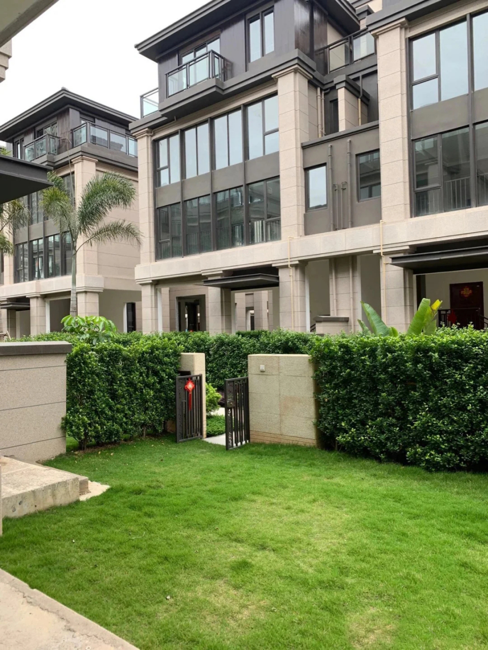 两者均存在蚊虫问题,需依赖物业和业主措施解决.[原文:好纠结!叠拼