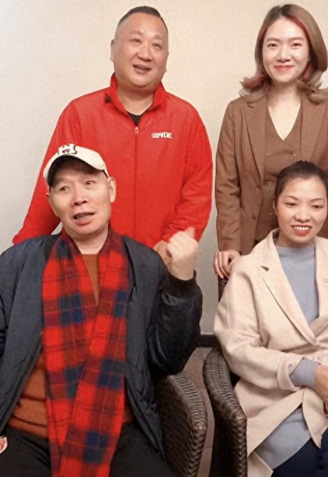 成都男神李伯清,第二任妻子年轻漂亮,知性优雅