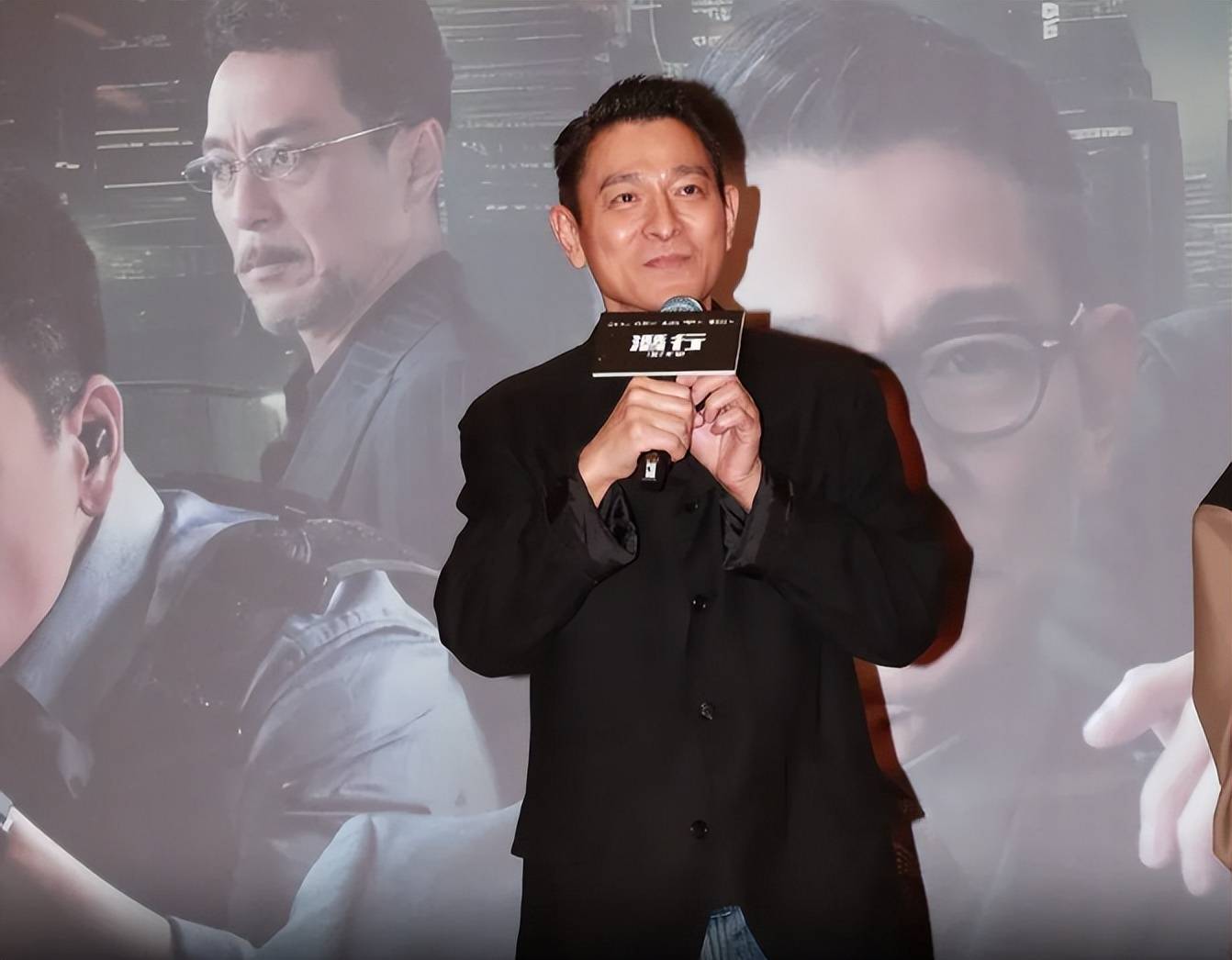 成龙老了,周润发老了,刘德华也老了,而69岁的他看起来像30岁