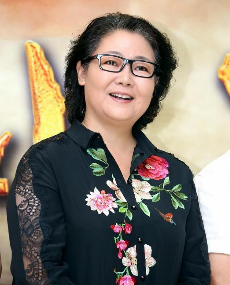 回顾演员齐奎:凭闯关东爆红,娶美女同桌为妻,一家四口其乐融融