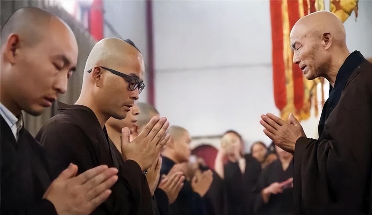 2015年他放弃百万年薪出家为僧,与家人告别时,妻子:愿再无来世