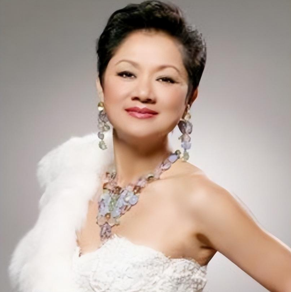 回顾叶丽仪:2段婚姻4次试管婴儿,48岁患癌,孙子13岁仍不会说话