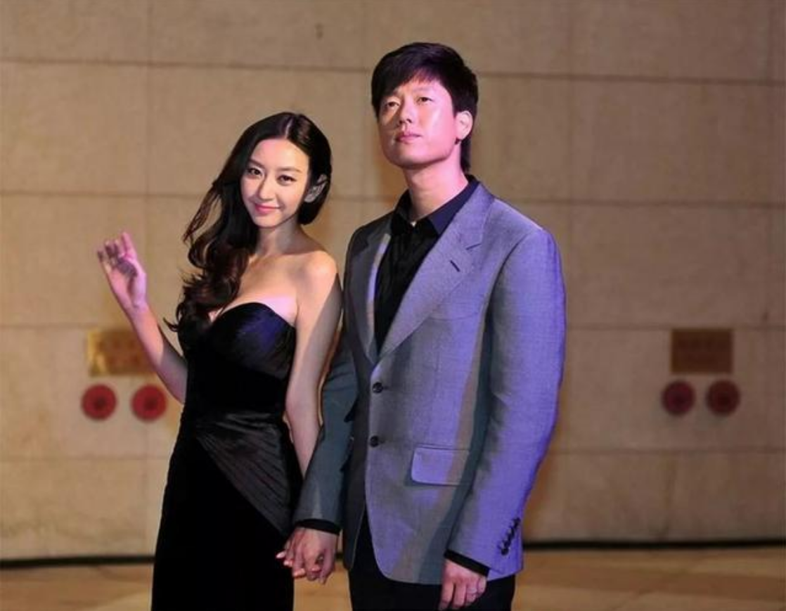 回顾唐一菲:背着骂名和凌潇肃结婚,6年生下一儿一女,她幸福吗