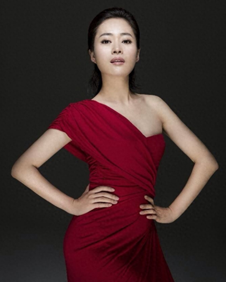 回顾演员齐奎:凭闯关东爆红,娶美女同桌为妻,一家四口