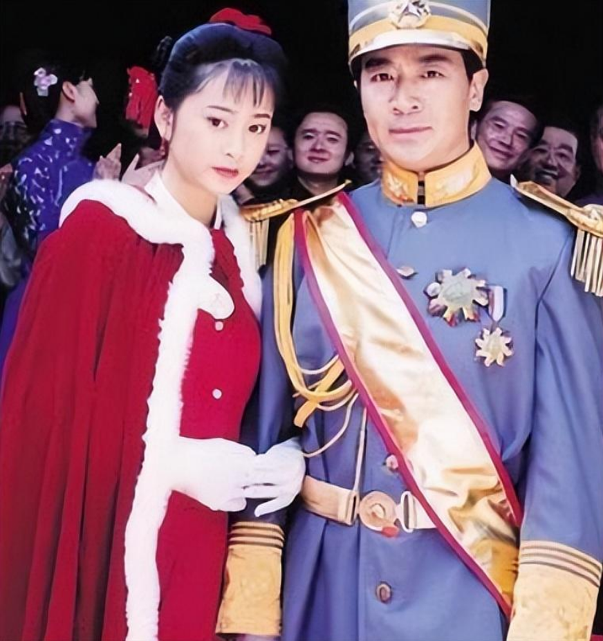 和赵峥不同,谢润的事业发展得非常顺利,2001年,她受邀参演了琼瑶剧