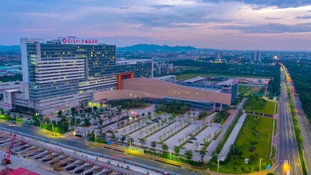 顺德医院,因为这里的气候有利于父亲病情的恢复,邓和平慢慢地也在女儿