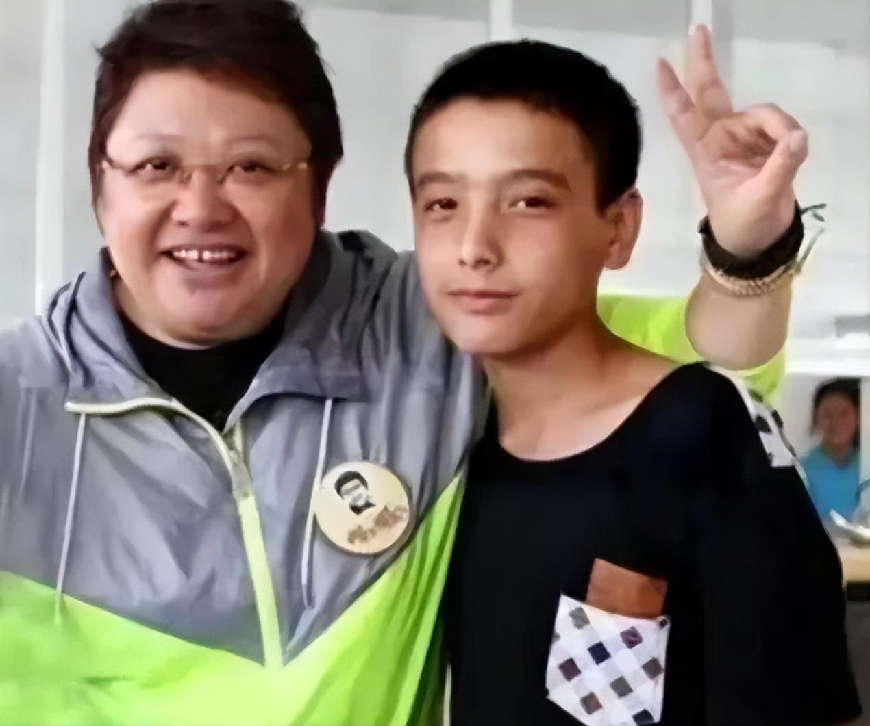 年仅两岁半的潘子灏懵懵懂懂,才刚学会走路,便永久失去了自己亲爱的