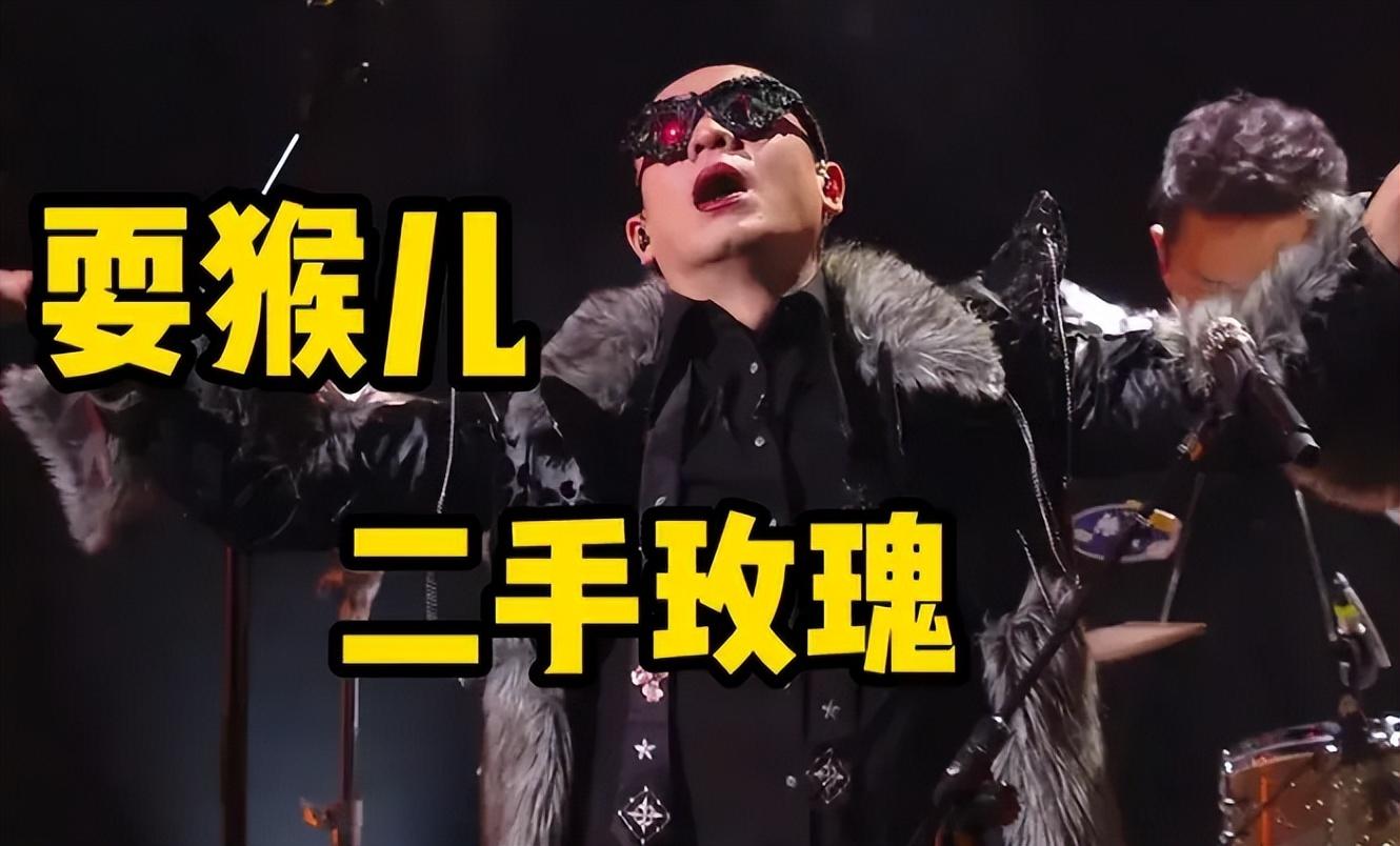 梁龙唱跳《耍猴儿》时,在外国歌手的眼中,我看到了不屑与嘲讽