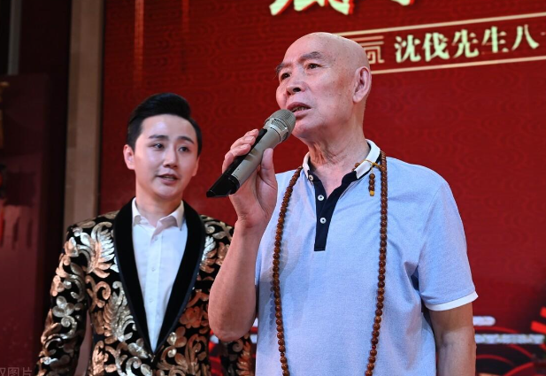 成都男神李伯清,第二任妻子年轻漂亮,知性优雅