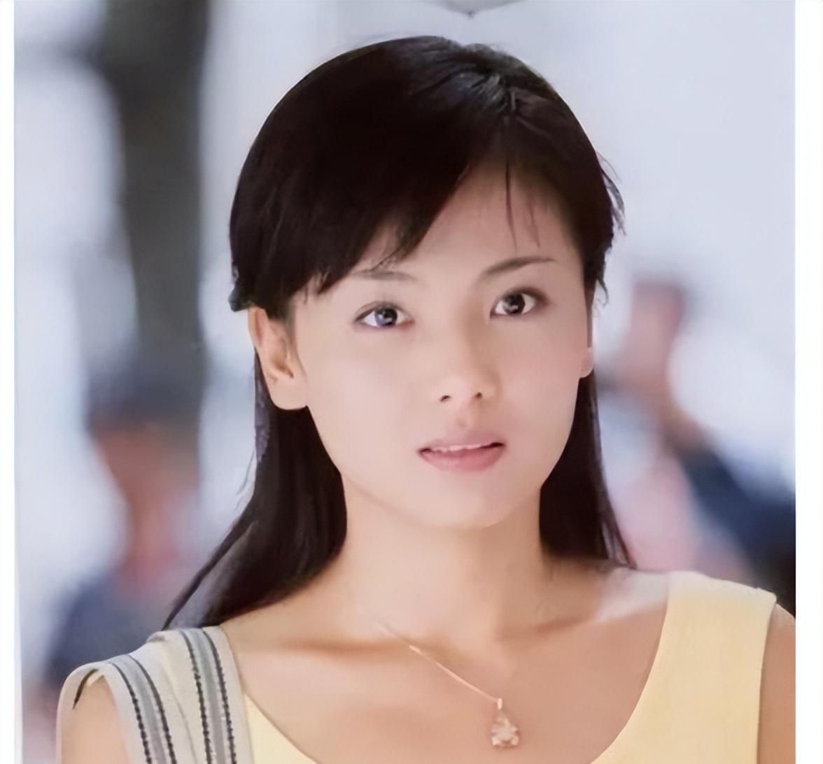 阳光温暖地洒在刘涛娇美的脸庞,她眼角微微上挑,嘴角始终扬着柔和的笑