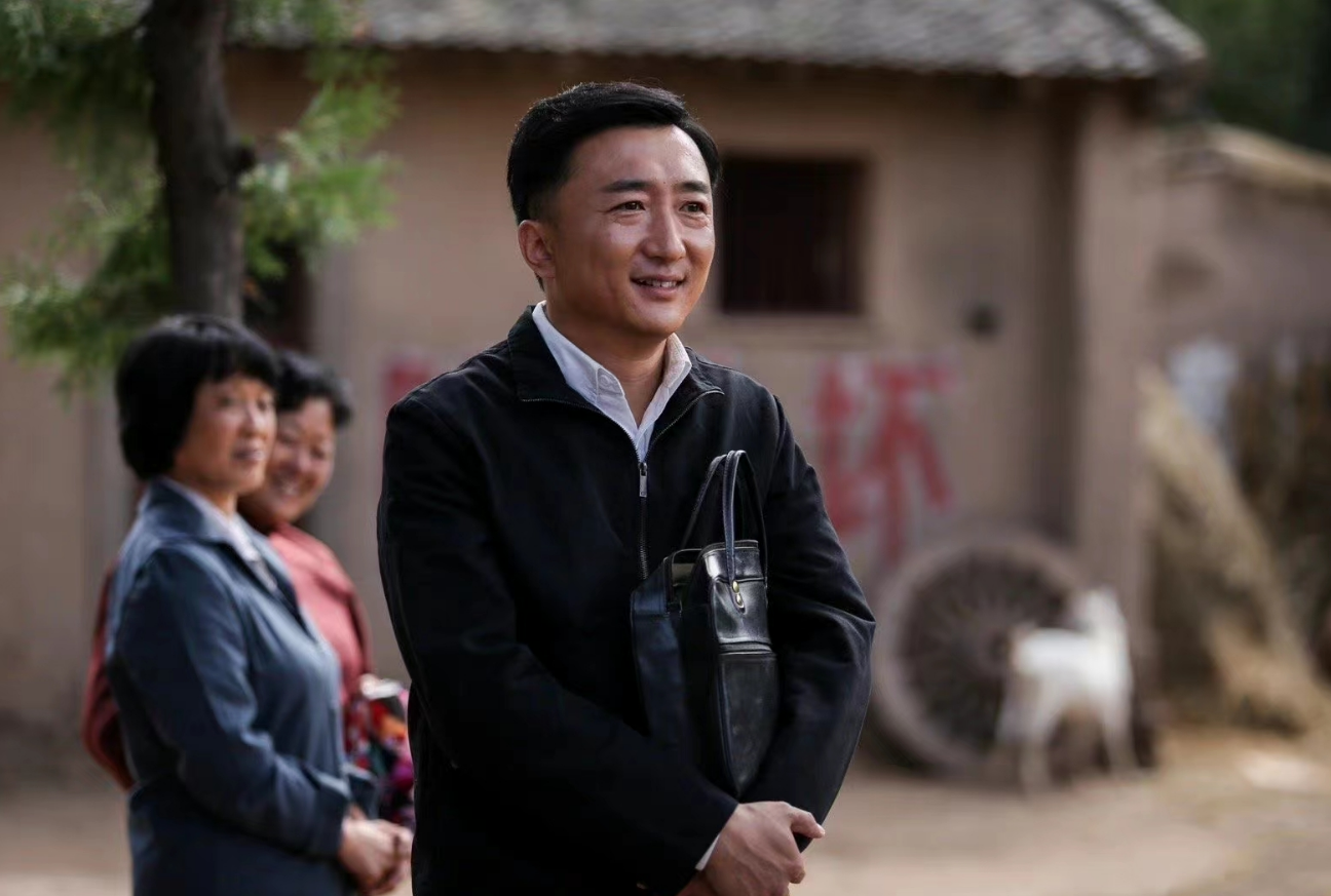 这是一部乡村题材剧,讲述的是女主人公"九九"的丈夫遭遇横祸后,她却把