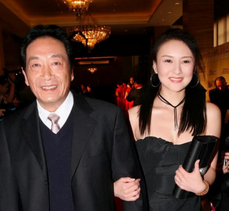 回顾王奎荣:68岁娶小37岁饶芯语,71岁老来得女,如今怎么样了?