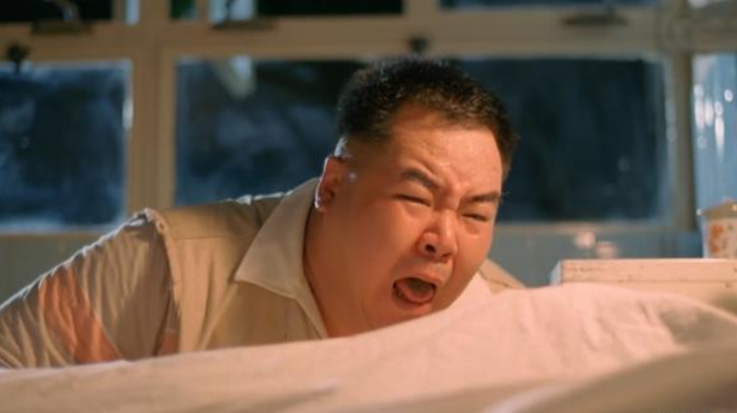 回顾演员郑则仕:曾负债8000万,住贫民窑,爱妻患重病仍坚持捐款