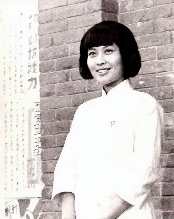 回顾傅丽莉:嫁给孙淳36年,64岁丁克,夫妻俩花60万养只狗当儿子