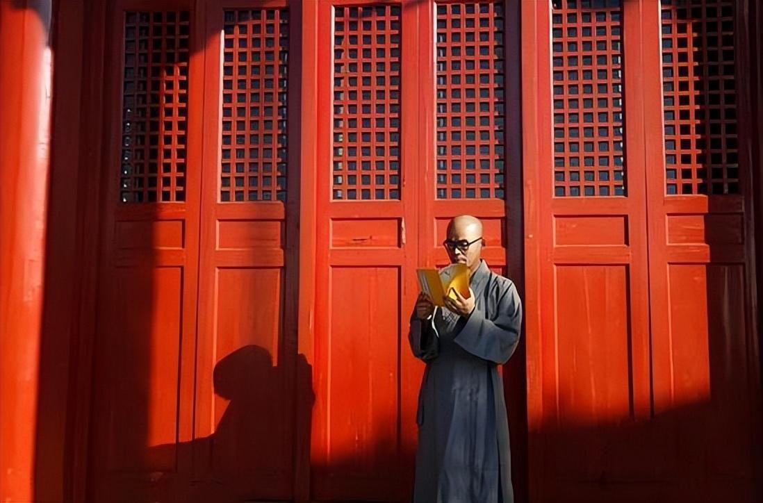 2015年他放弃百万年薪出家为僧,与家人告别时,妻子:愿再无来世