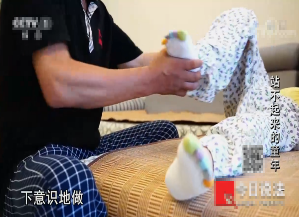 医生低着头,痛惜地说道:"小孩这辈子只能坐轮椅了,她是胸腰部脊髓损伤