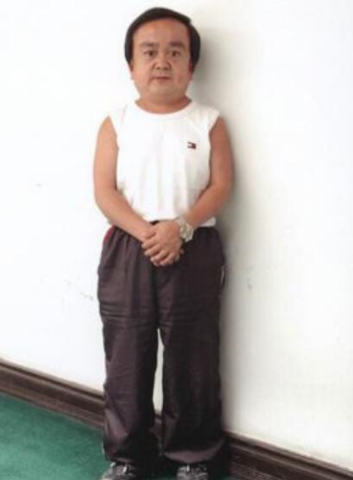 回顾张伸:身高1.15米,44岁娶小18岁娇妻遭抛弃,儿子成他希望