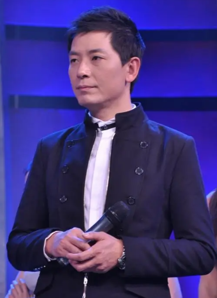 回顾戴军:25岁因《阿莲》爆红,40岁被母亲催婚,52岁单身一人