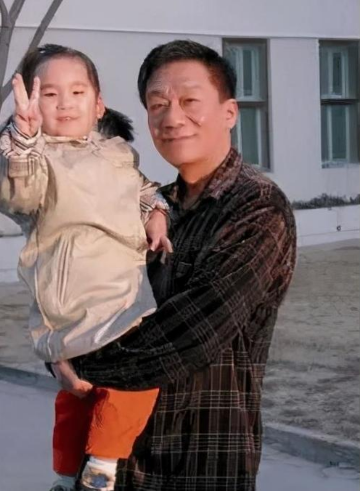 回侯耀文:59岁病前妻嫁师侄戴志诚,女儿和二伯为遗产对簿公堂