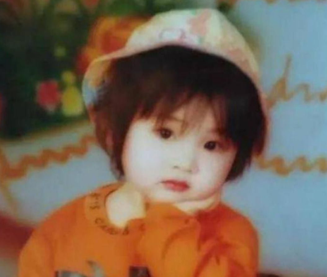 不过,齐如意小时候有一个缺陷,那就是说话的时候结巴,还因此被小伙伴