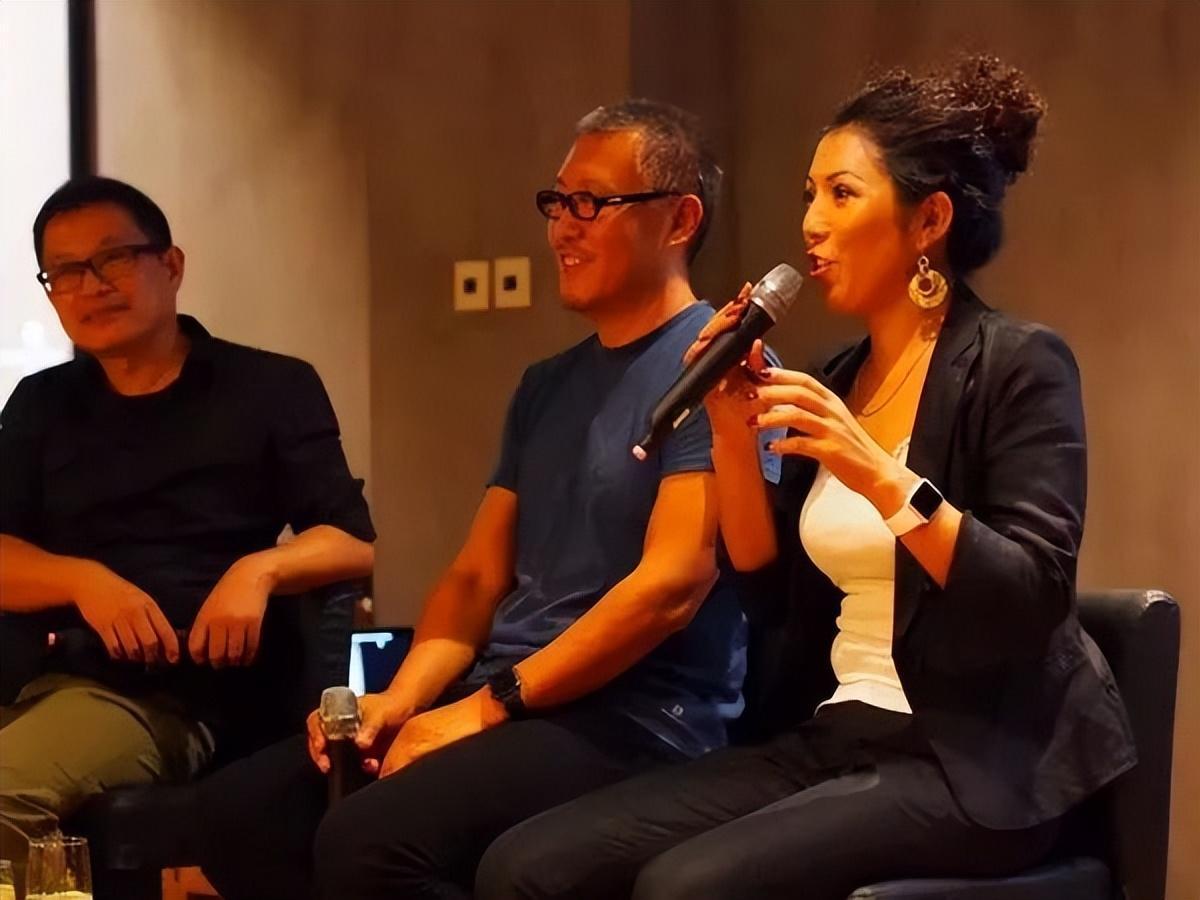 不久后,一位温文尔雅的纪录片导演徐童闯入了唐小雁的生活.