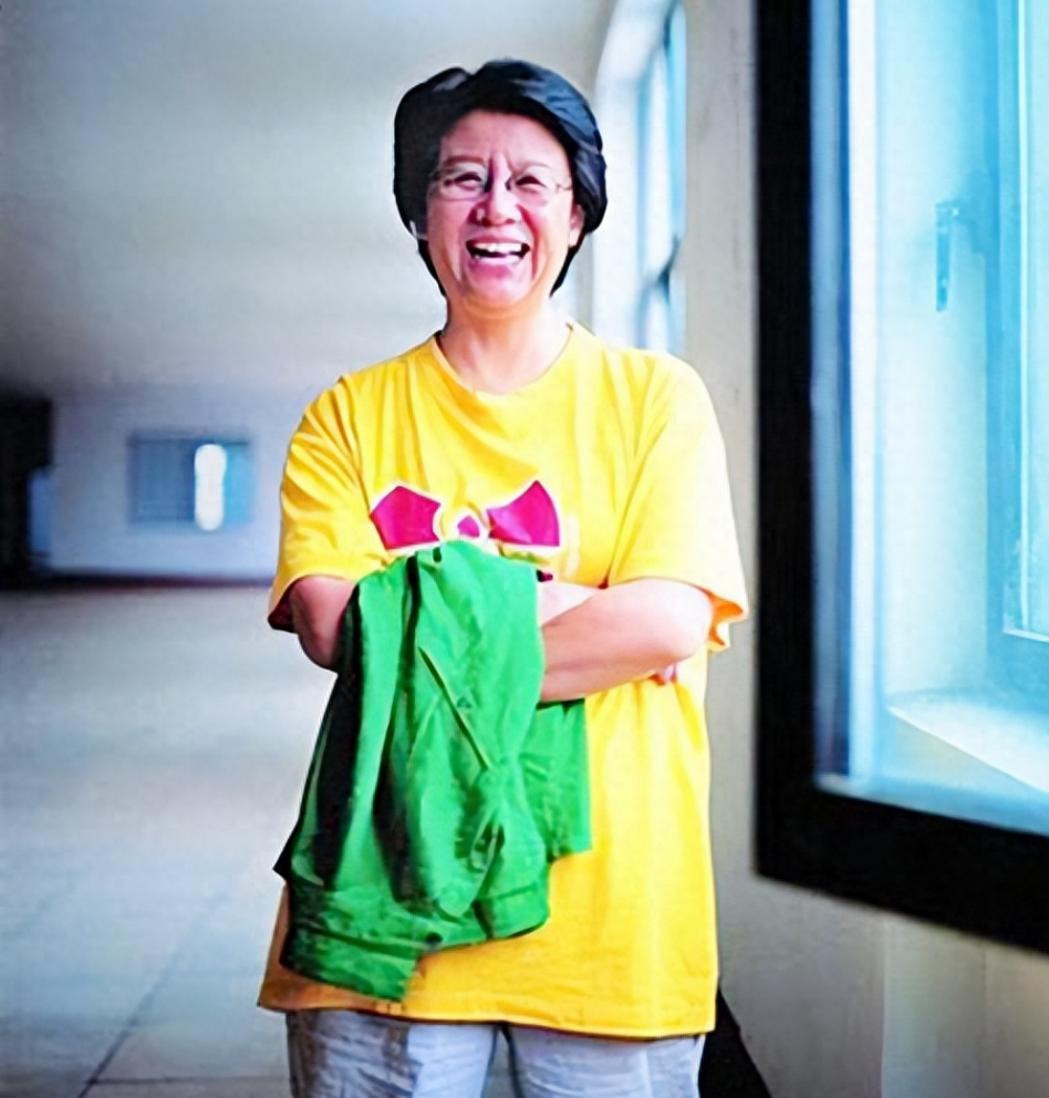 回顾导演娄乃鸣:嫁小7岁丈夫,患乳腺癌乳房遭切除,今怎么样了