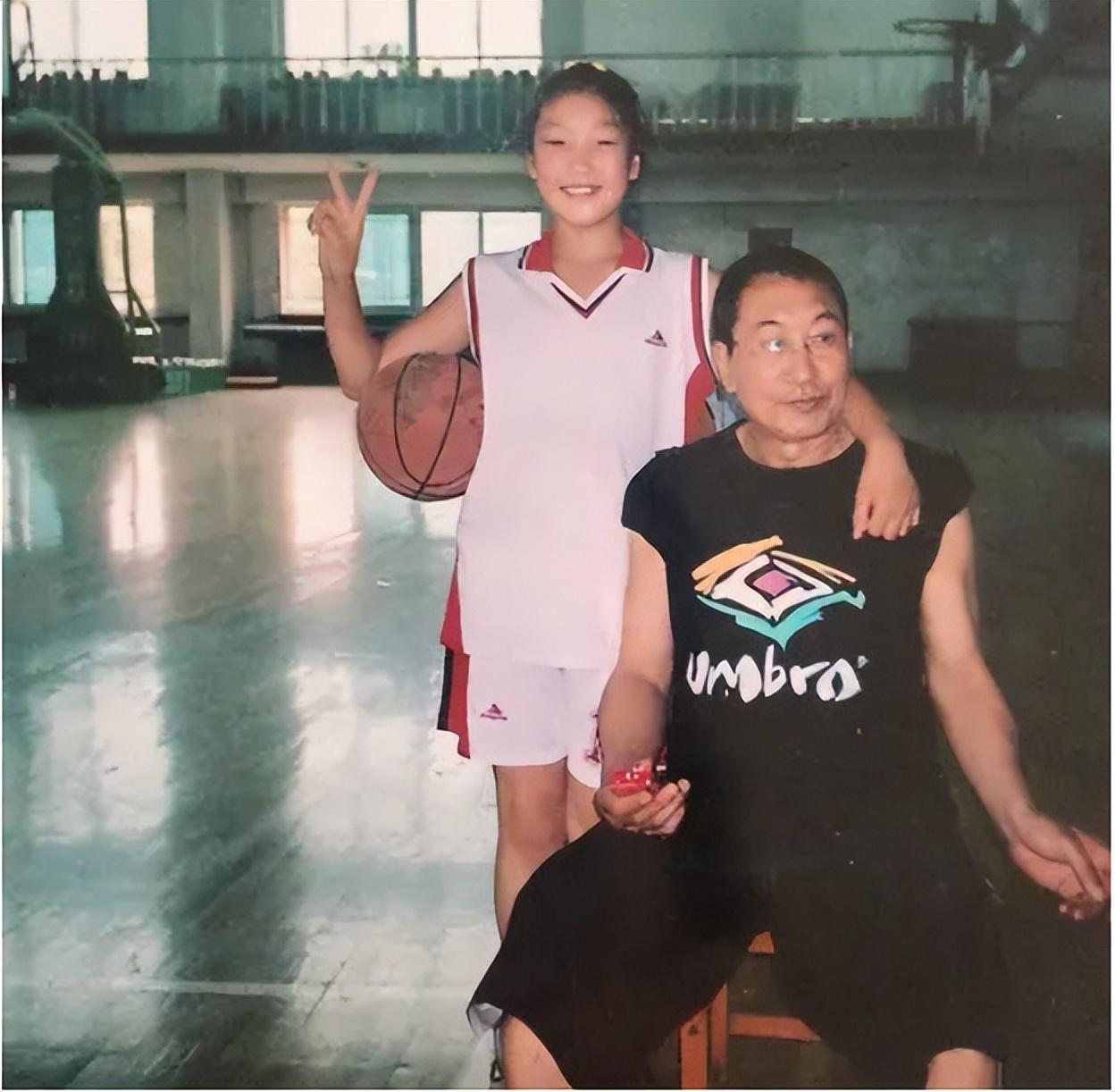 付伟(身高2米01)步入了婚姻殿堂,并在1997年8月24日生下了儿子付豪