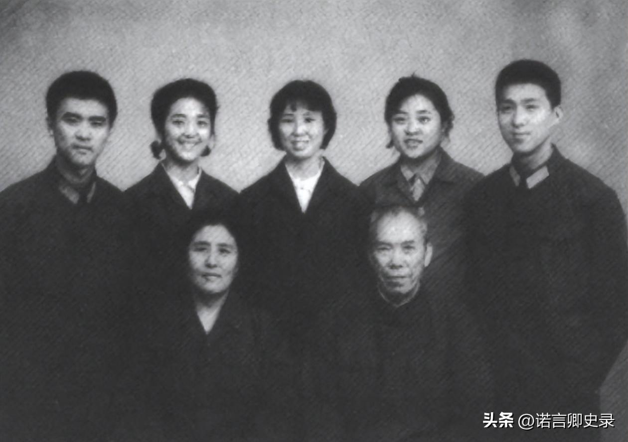 1949年,梁兴初的结婚照,妻子任桂兰高颜值,4个孩子,家庭幸福