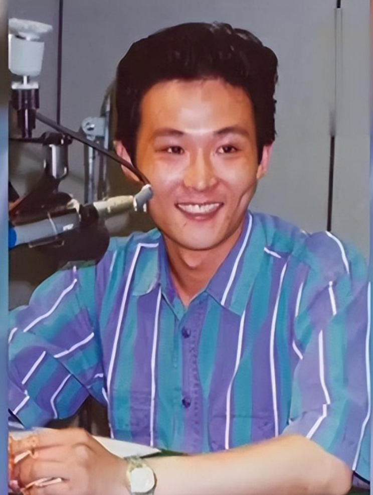 后来在老师的建议下,钱波还考进了央视的银河艺术团,和吴刚,许亚军等