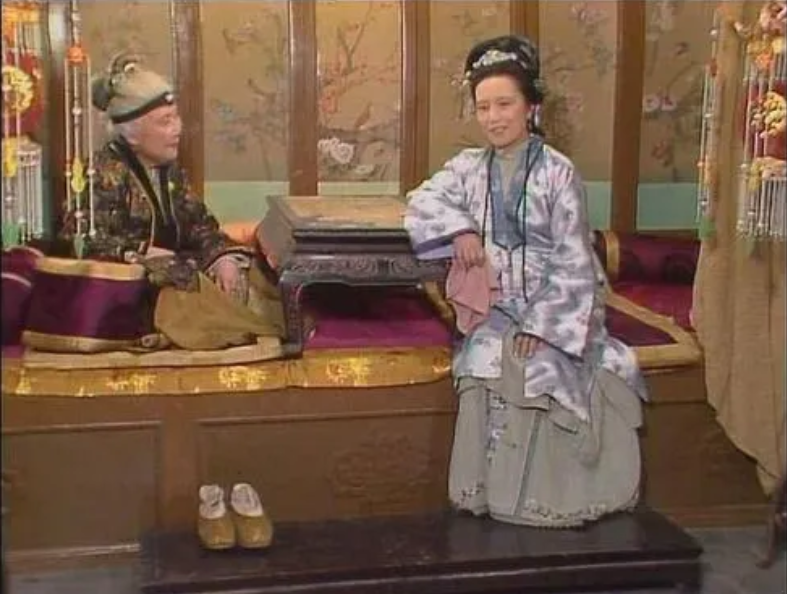 红楼梦中,贾宝玉与袭人偷试,贾母知道后什么态度?