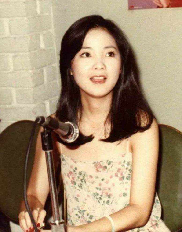 以及现在在一些大型晚会和活动的舞台上,例如在台北县的"夜巴黎","七