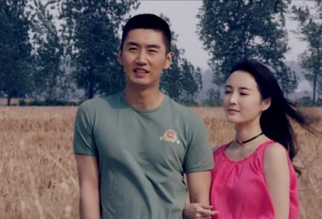 回顾何达:23岁出道28岁走红,娶圈外妻子生一子,一家三口乐融融